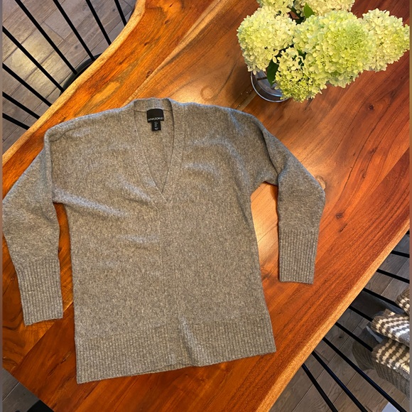 Women’s v neck sweater - Picture 1 of 5